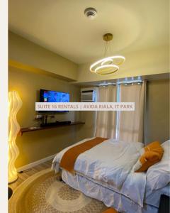 une chambre avec un lit et une télévision dans l'établissement Cozy Studio Suite in IT Park near Ayala Mall, à Cebu