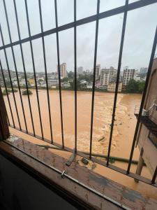 una ventana con vistas a un río lodoso en Suite 203 - Ed Toffano, en Cachoeiro de Itapemirim