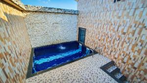 a large blue tub in a brick wall at Shopping Motel in Castanhal