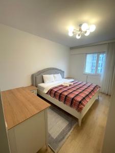 ein Schlafzimmer mit einem Bett und einem Tisch und einem Fenster in der Unterkunft Two Bedroom King Suite IH19 in Esenyurt