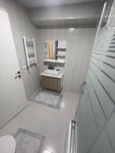 ein Badezimmer mit Waschbecken und Spiegel in der Unterkunft Two Bedroom King Suite IH19 in Esenyurt