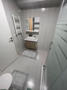 ein Badezimmer mit Waschbecken, Spiegel und Toilette in der Unterkunft Two Bedroom King Suite IH19 in Esenyurt + 50 Fotos