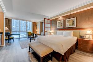 拉斯维加斯Luxury Studio MGM Signature, Great Location, Lazy River, No Resort Fees的配有一张大床和一张书桌的酒店房间