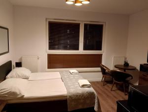 sypialnia z łóżkiem, stołem i 2 krzesłami w obiekcie Apartament Bastion Wałowa Gdańsk w Gdańsku