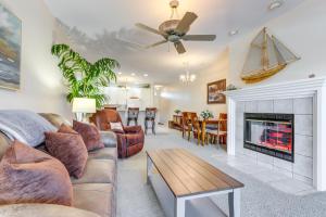 Posezení v ubytování Private Boat Slip Family-Friendly Lazy Days Condo