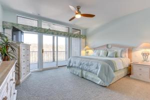 Postel nebo postele na pokoji v ubytování Private Boat Slip Family-Friendly Lazy Days Condo