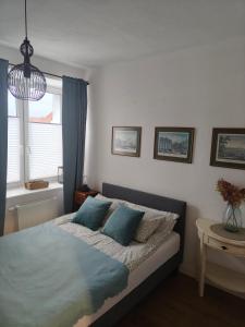 Postel nebo postele na pokoji v ubytování Apartament z Napoleonem w tle