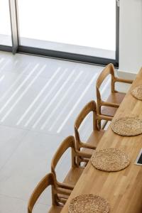 una mesa de madera con 2 sillas junto a una ventana en Agapanthus Ultimate Luxury Villa, en Likotinaréa 97 fotos más
