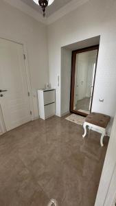 une pièce vide avec un lit et un miroir dans l'établissement Apartment, à Aqtöbe