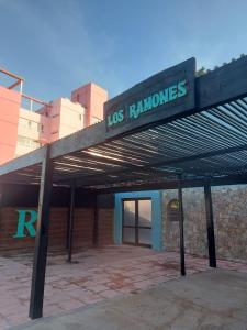 ein Gebäude mit einem Schild, das los ramesses liest in der Unterkunft Complejo Los Ramones in Valeria del Mar