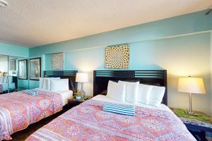 Una habitación de hotel con dos camas y dos lámparas. en Hawaiian Inn 322, en Daytona Beach Shores 42 fotos más