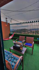 une pièce avec deux chaises, une table et des balançoires dans l'établissement هتان السودة hattan alsodah, à Sawdāʼ