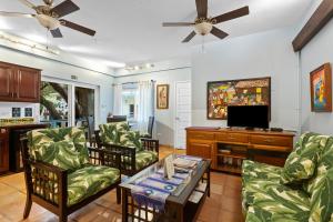 Μια τηλεόραση ή/και κέντρο ψυχαγωγίας στο Condo #24 @ Beachside Villas