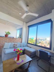 uma sala de estar com um sofá e uma mesa em Luxo Studio Facing the Sea em Puerto Vallarta