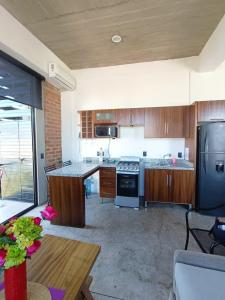 uma cozinha com armários de madeira e uma bancada em Luxo Studio Facing the Sea em Puerto Vallarta mais 5 fotografias