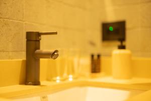 Koupelna v ubytování Moabi Hotel
