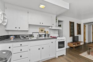 グレートフォールズにあるCharming 2-Bedroom Apartmentの白いキャビネットとカウンタートップを備えたキッチン