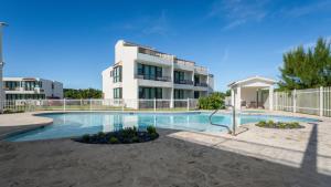 a swimming pool in front of a building at Casa Coral en Mar Bela in Isabela