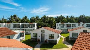 a view of the buildings at the resort at Casa Coral en Mar Bela in Isabela