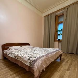 a bedroom with a bed and a window at Апартменти на майдані Незалежності in Kyiv