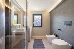 a bathroom with a toilet and a sink and a shower at Da primo - Alloggi vacanze in Pont-Saint-Martin +25 photos