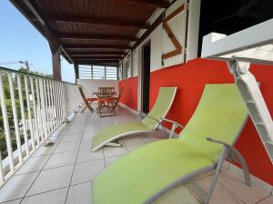 A balcony or terrace at Bercé Par Le COCOTIER Meublé 2 chambres