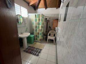 A bathroom at Bercé Par Le COCOTIER Meublé 2 chambres