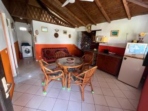 A kitchen or kitchenette at Bercé Par Le COCOTIER Meublé 2 chambres