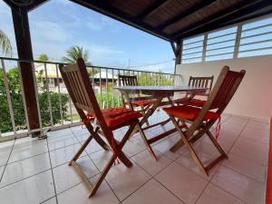 A balcony or terrace at Bercé Par Le COCOTIER Meublé 2 chambres