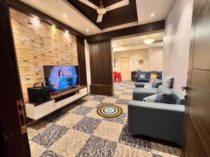 Μια τηλεόραση ή/και κέντρο ψυχαγωγίας στο Luxury Homestay Hyderabad Rajendranagar