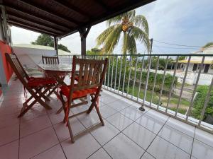 A balcony or terrace at Bercé Par Le COCOTIER Meublé 2 chambres