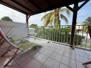 A balcony or terrace at Bercé Par Le COCOTIER Meublé 2 chambres
