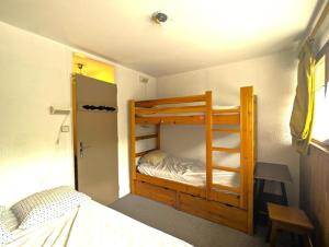 Piccola camera con letto a castello e letto a castello. di Résidence Saint Roch - Appartement T2 lumineux 4 personnes MAE-6811 a Puy-Saint-Vincent 1 altra foto