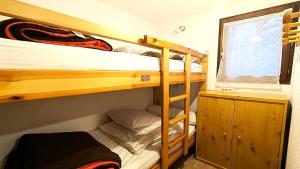 a bedroom with two bunk beds and a window at Résidence Les Cytises - Agréable T2 avec jardin et terrasse 4/6 personnes MAE-6871 in Vallouise