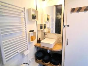 Kúpeľňa v ubytovaní Nid Urbain - Proche Tribunal - Centre - wifi - TV