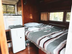 掛川市にあるBeverly Glamping - Vacation STAY 82332vの小さなベッドルーム(ベッド1台、冷蔵庫付)