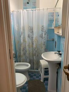a bathroom with two toilets and a sink at Departamento 2 ambientes 1er piso in Gualeguay