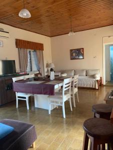 a living room with a table and a couch at Departamento 2 ambientes 1er piso in Gualeguay