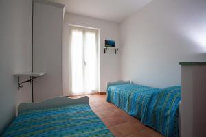 een slaapkamer met 2 bedden en een raam bij Venticello Del Conero in Gli Angeli