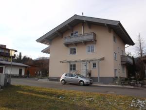 un coche aparcado frente a una casa en Appartmenthaus Aschaber, en Westendorf