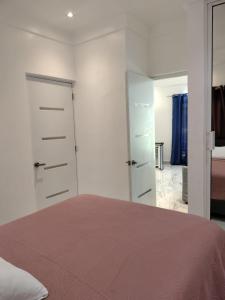 a bedroom with white walls and a bed and a bathroom at Vacacional las pascualas in Sánchez +13 photos