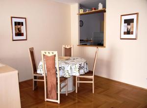 a table and chairs in a room with a table and a kitchen at FeWo Bonnita - Nähe UN-Campus u. WCCB in Bonn