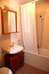 a bathroom with a sink and a toilet and a shower at FeWo Bonnita - Nähe UN-Campus u. WCCB in Bonn