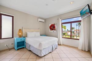 a bedroom with a bed and a large window at Caya Bista Lama 26 in Palm-Eagle Beach +58 photos