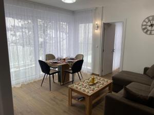セルビアディヴツィバレにあるApartman SUNCE Divčibareのテーブルとソファのあるリビングルーム