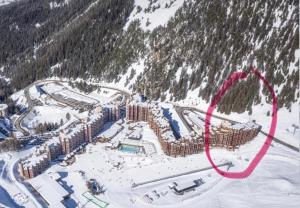 - une vue aérienne sur une station de ski dans la neige dans l'établissement Lili Home Bellecôte - La Plagne, à La Plagne Tarentaise 2 autres photos