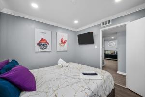 TV a/nebo společenská místnost v ubytování Chic 2BR Haven in Midtown - Prime Location