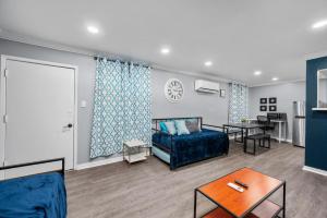 Posezení v ubytování Chic 2BR Haven in Midtown - Prime Location