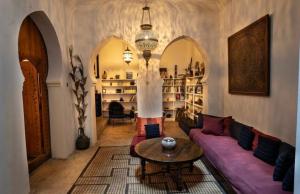 Authentic Riad with Bay View - Heart of Kasbah by CozyHome的休息区