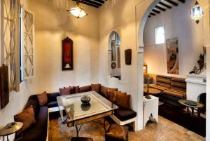 Authentic Riad with Bay View - Heart of Kasbah by CozyHome的休息区